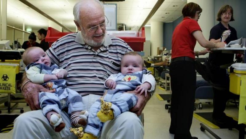 Un bărbat a salvat milioane de bebeluși, printr-un gest simplu