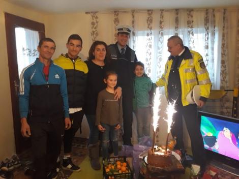 Vizită emoționantă a polițiștilor din Vrancea la trei copii care și-au pierdut mama într-un accident rutier: "Mami nu mai vine niciodată"