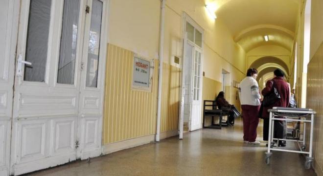 Infirmieră surprinsă beată &icirc;n spital. Bolnavii pe care trebuia să-i &icirc;ngrijească, revoltați: "Abia se putea ținea pe picioare. A căzut pe jos pe aici"