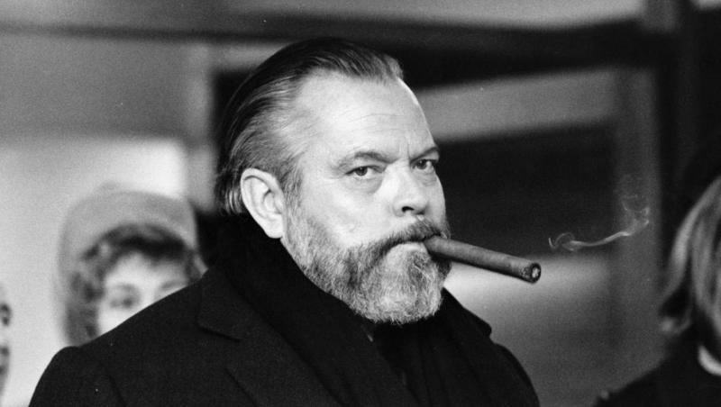 Orson Welles (1915 - 1985) devenit faims în Statele Unite după emisiunea radio din 30 octombrie 1938 în care a lecturat ”Războiul lumilor”. nuvela lui H. G. Wells, provocând panică printre auditori. Este cunoscut în special pentru clasicul său film din 1941, ”Cetățeanul Kane”, nominalizat în 1942 la Premiile ”Oscar” pentru cel mai bun film, cel mai bun scenariu și cel mai bun actor. Dar și pentru rolul lui Falstaff, interpretat în 1965, în filmul cu același nume