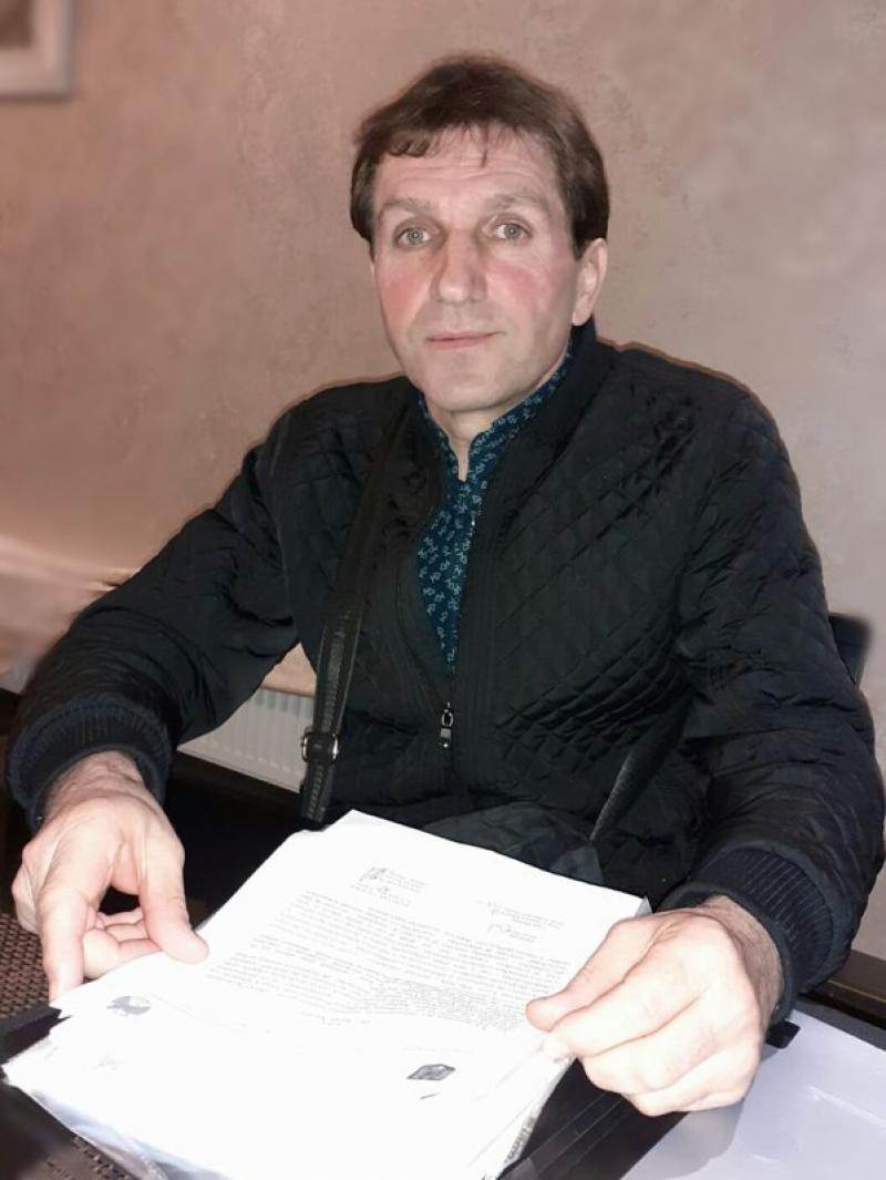 Rom&acirc;nia secolului XXI! Un bărbat se spală la lighean după ce vecinul a fost deranjat de designul țevilor de scurgere. &bdquo;Ce design, domnule? Ai galerie de artă?&rdquo;