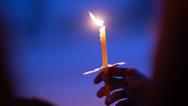 VIDEO/ Dezastru &icirc;n timpul slujbei! Un pastor a confundat apa sfințită cu benzină. Neatenția l-a costat viața unui om