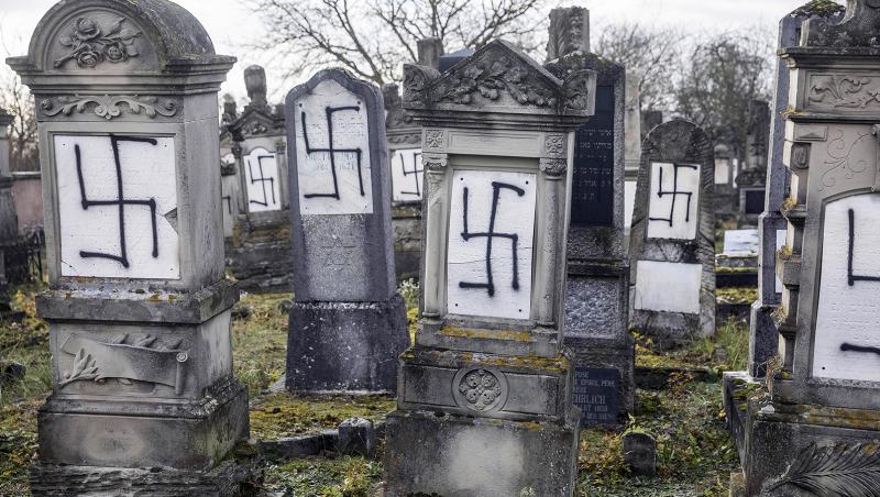 Semne svastica într-un cimitir evreiesc