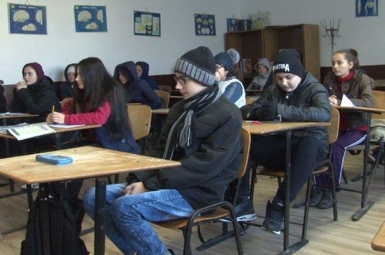 Zeci de copii &icirc;ngheață de frig &icirc;n clase pentru că nimeni nu le taie lemnele. Cum explică situația directorul școlii: &rdquo;Părinții s-au boierit!&rdquo;