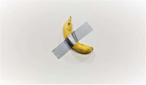 "Creatorul" a dat lovitura! O banană cumpărată de la magazinul din colț, lipită cu o bandă adezivă de perete, vândută cu o sumă colosală la un târg