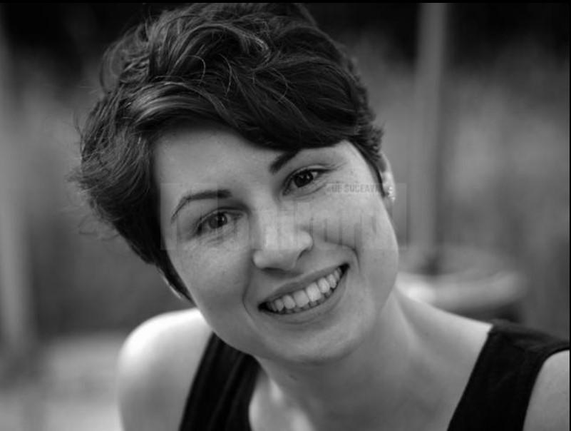 Ne m&acirc;ndrim că Gianina &bdquo;e de-a noastră&rdquo;! Este una dintre cele mai strălucite minți ale generației sale și are un mesaj important pentru elevii și dascălii rom&acirc;ni