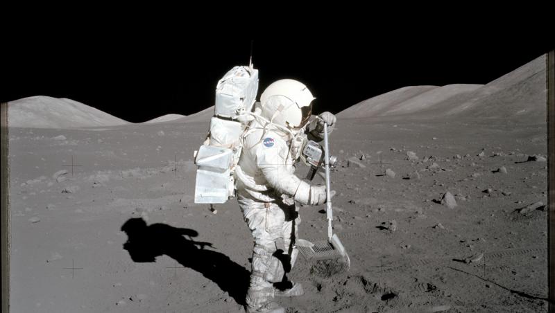 Colectarea mostrelor selenare de către Schmitt, din misiunea Apollo 17. Decembrie, 1972.