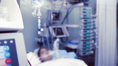 Miracol pe patul de spital! Un băiat din Bistrița s-a trezit după 16 zile de moarte clinică: „Mi-a rămas un sfert din creier pe targă”