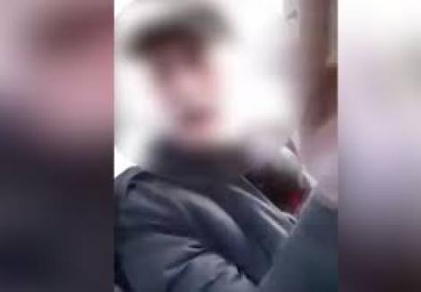 VIDEO/ Un bărbat înarmat cu un cuțit a semănat teroare într-un autobuz din Brăila! Reacția poliției la vederea imaginilor