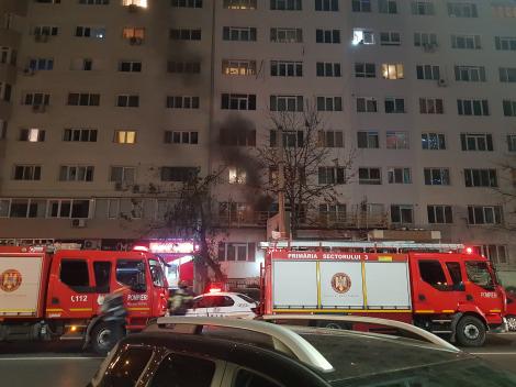 Incendiu puternic în București! Locatarii blocului sunt blocați: „De abia mai respirăm în casă”