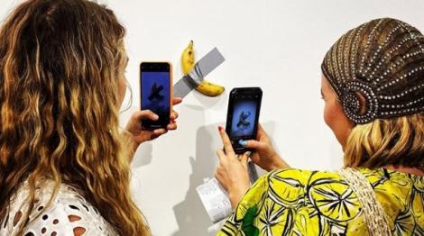 Operă de artă mâncată! Banana lipită cu bandă adezivă la Art Basel şi vândută pentru 120.000 de dolari a fost devorată de un artist