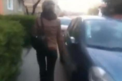 FOTO/ Atenție unde vă parcați mașinile, soferi! Gestul șocant pe care l-a făcut această femeie a enervat cetățenii