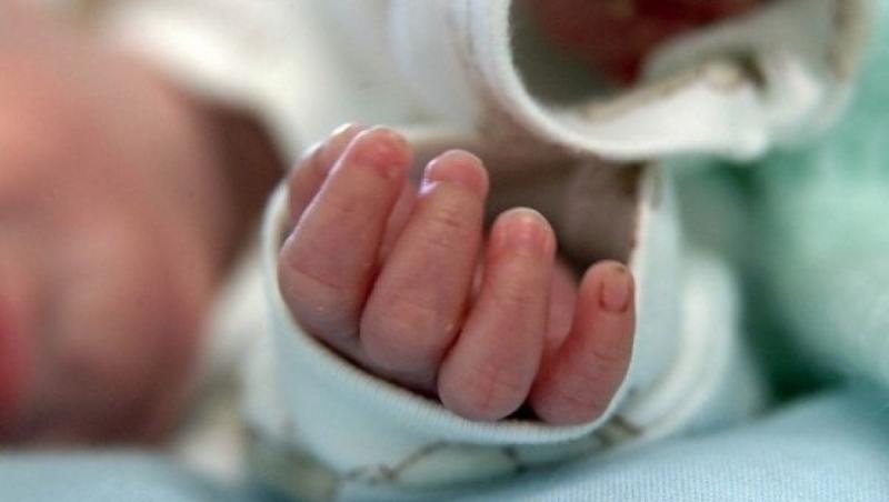 Un bebeluș a fost găsit mort într-o toaletă din aeroport. Fetița născută la termen ar fi avut lenjerie intimă în jurul gâtului