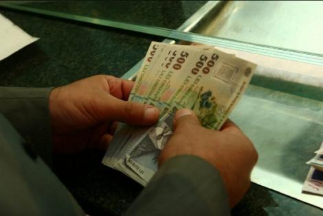 Lovitură pentru cei care au rate la bănci, chiar înainte de sărbători! Toți românii cu credite sunt vizați