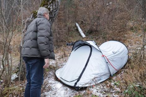 Cine este femeia care a trăit trei luni într-un cort, la marginea pădurii din Brașov. Polițiștii au reușit să o prindă pe individa misterioasă care a speriat localnicii