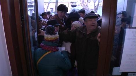 Pensionarii din Galați s-au călcat în picioare pentru a prinde un bilet la Revelion: "Sunt de la 4 dimineața. Am venit pe jos, că nu circula autobuzul"