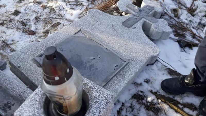 Doi tineri au făcut prăpăd într-un cimitir din Botoșani