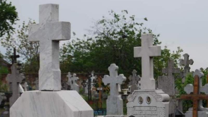 Doi tineri au făcut prăpăd într-un cimitir din Botoșani