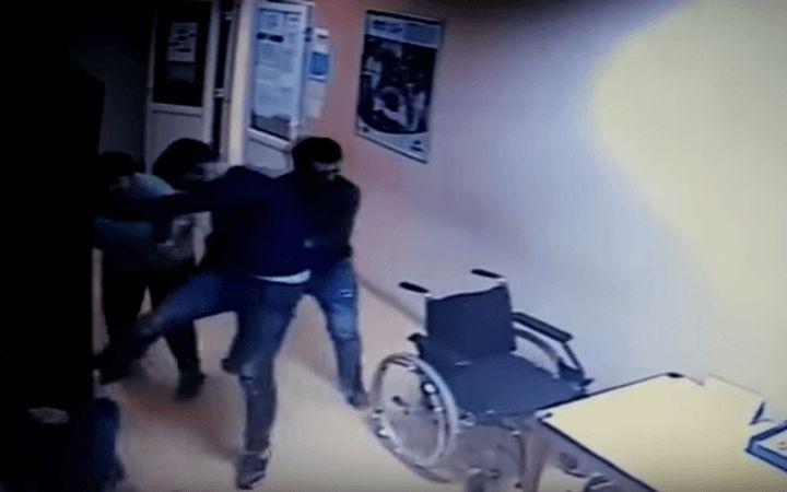 Medic din Teleorman, bătut de rudele unei fetițe, care a murit &icirc;n drum spre spital! Doctorul a fost amendat pentru că a cerut protecție!