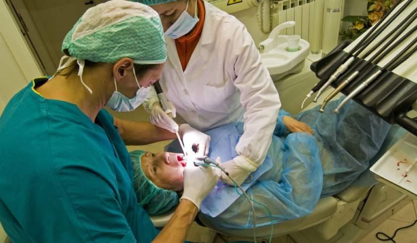 Dentistul fals, declarație halucinantă la ieșirea din sediul poliției: &bdquo;Nu sunt zidar și nici nu am practicat vreodată meseria de medic&rdquo;