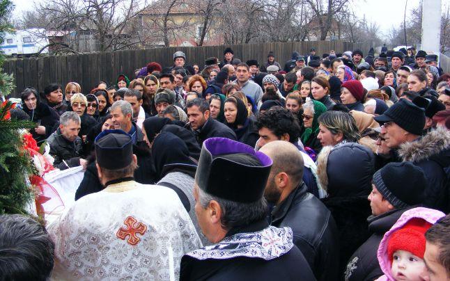 Un preot a plecat de &icirc;nmorm&acirc;ntare după ce a văzut c&acirc;ți bani a primit: &bdquo;Am rămas cu mortul &icirc;n drum&rdquo;