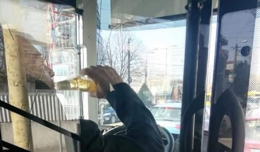 Revoltător! Un șofer de autobuz din Constanța a fost prins &icirc;n timp ce se răcorea cu o bere cu alcool la volan