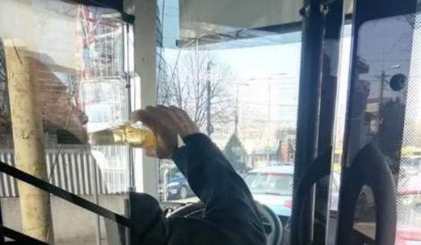 Revoltător! Un șofer de autobuz din Constanța a fost prins în timp ce se răcorea cu o bere cu alcool la volan