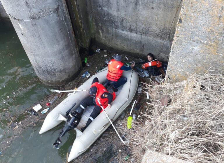 O t&acirc;nără de 17 ani, mama a doi copii, s-a aruncat de pe barajul Ștrejești, Olt! Soțul ei ar fi amenințat că o părăsește