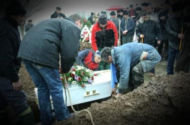 Cutremurător! Un copil a &icirc;nviat cu o oră &icirc;nainte de a fi &icirc;nmorm&acirc;ntat! Cuvintele spuse i-au &icirc;nspăim&acirc;ntat pe cei adunați la priveghi