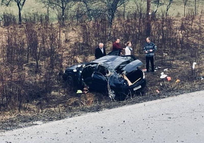 Accident cumplit! O șoferiță a pierdut controlul mașinii &icirc;n Bihor și a rupt parapetul! (FOTO)