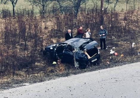 Accident cumplit! O șoferiță a pierdut controlul mașinii în Bihor și a rupt parapetul! (FOTO)