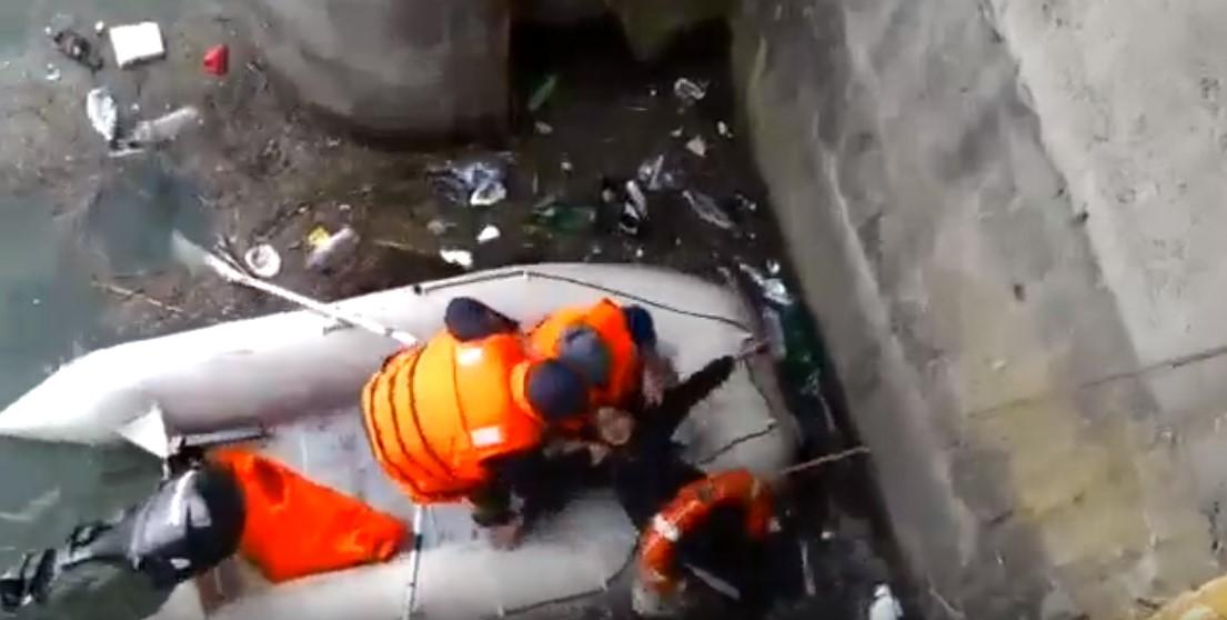 O t&acirc;nără de 17 ani, mamă a doi copii, s-a aruncat &icirc;n apele Oltului. Gestul neașteptat făcut de t&acirc;nără atunci c&acirc;nd a fost salvată de la moarte - VIDEO