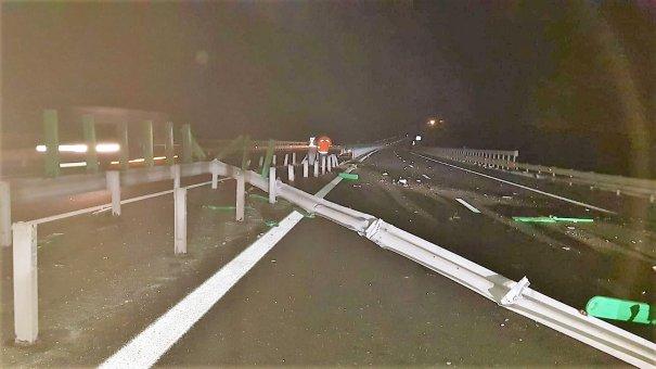 Accident spectaculos pe A2! Un șofer adormit la volan a distrus parapeții pe o distanță de c&acirc;teva sute de metri, bloc&acirc;nd circulația