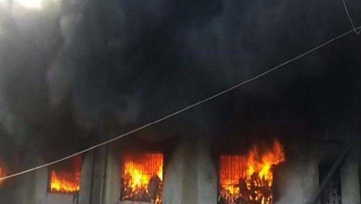 17 persoane au murit &icirc;n urma unui incendiu! Zeci de pompieri au sosit la fața locului pentru a stinge focul!