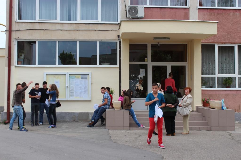 Burse de p&acirc;nă la 300 de lei lunar pentru elevii mai multor licee din Rom&acirc;nia. Ei sunt norocoșii!