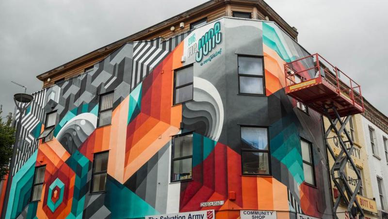 Un artist olandez dă o nouă față clădirilor vechi. Rezultatul e captivant!