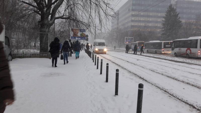 Ploaia din Capitală se va transforma în ninsoare în următoarele ore. Cât va ninge în București