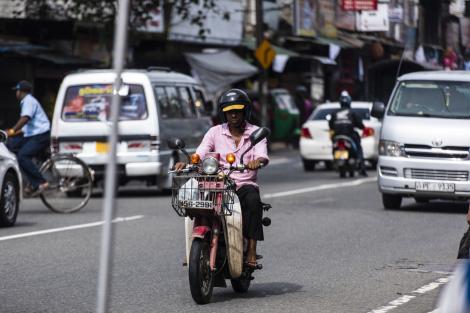 Pericol la orice pas pe străzile din Sri Lanka. Ruby, la un pas să fie călcată de o mașină