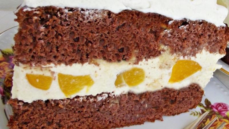 Tort cu cremă diplomat și blat cu cacao, însiropat. Un tort perfect pentru o aniversare sau o sărbătoare.