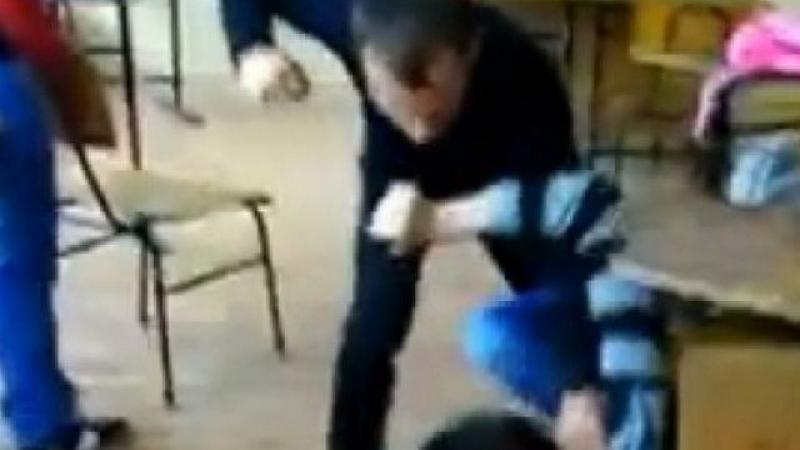 Anchetă la o școală din T&acirc;rgoviște după ce un profesor a lovit un elev: &bdquo;Stătea cu capul pe bancă, iar profesorul a crezut că se uită la telefon!&rdquo;