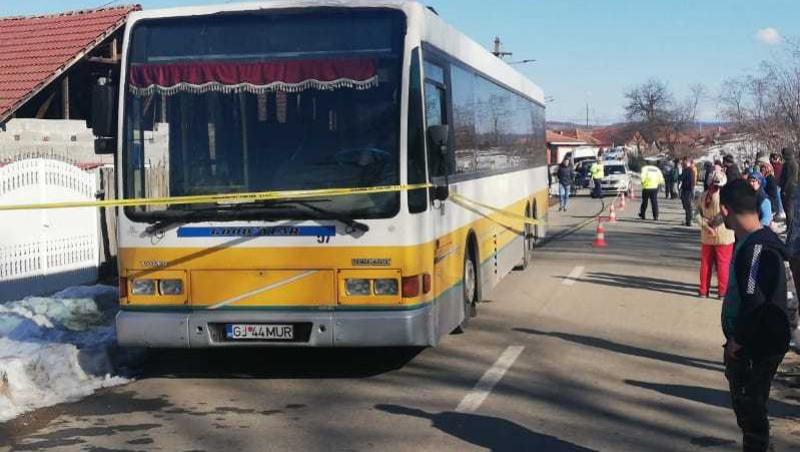 Un copil de 7 ani a murit după ce a fost lovit de o mașină în județul Mehedinți: „A coborât din autobuz și a fost lovit violent”