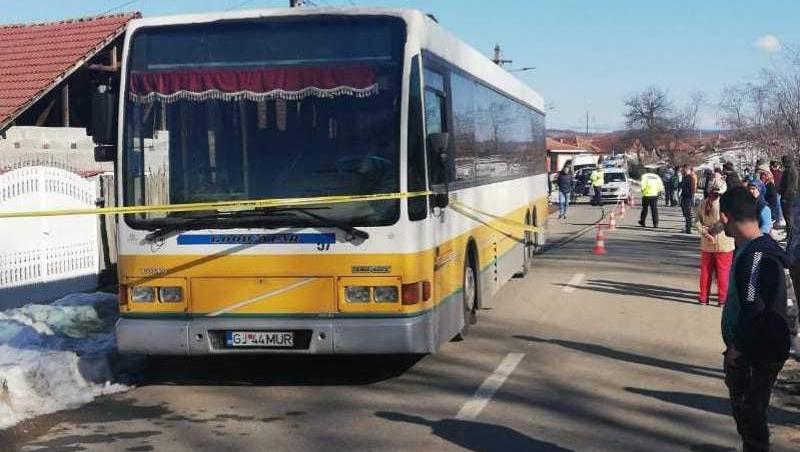 Un copil de 7 ani a murit după ce a fost lovit de o mașină în județul Mehedinți: „A coborât din autobuz și a fost lovit violent”