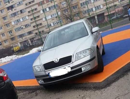 O &icirc;nvăţătoare din T&acirc;rgu-Jiu, amendată după ce a intrat cu maşina pe terenul de sport din curtea şcolii