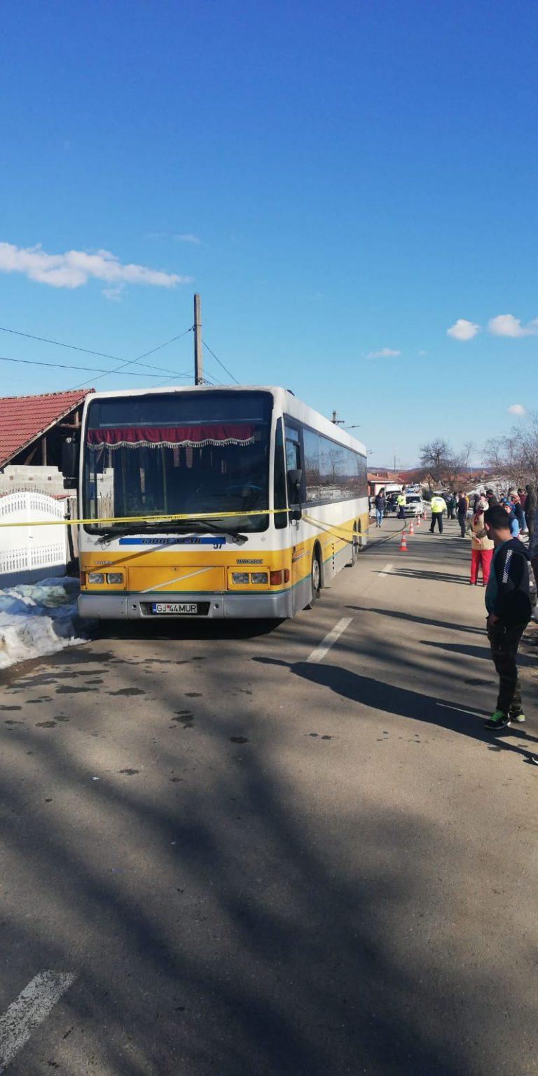 Un elev de șapte ani, lovit &icirc;n plin de un autobuz! Copilul care tocmai cobor&acirc;se din microbuzul școlar n-a mai avut nicio șansă!