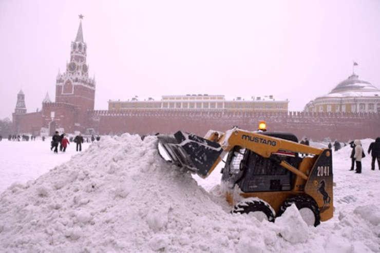 Ninsori abundente și temperaturi extreme! Zeci de zboruri, date peste cap după ce stratul de zăpadă a depășit 35 de centimetri