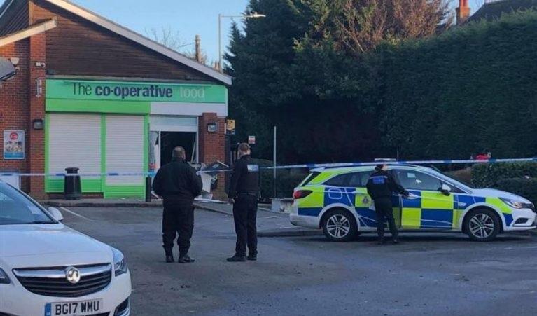 Doi rom&acirc;ni, acuzați că au aruncat &icirc;n aer un bancomat din Marea Britanie