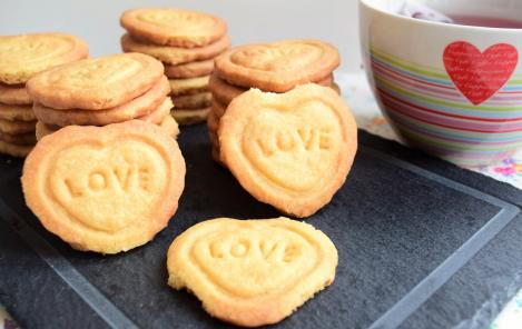 Biscuiți în formă de inimioară, pentru a sărbători iubirea