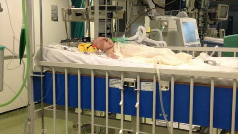 „L-am salvat cu pupicul meu!” O boală transmisă printr-un sărut de la surioara lui i-a salvat viața acestui bebeluș!