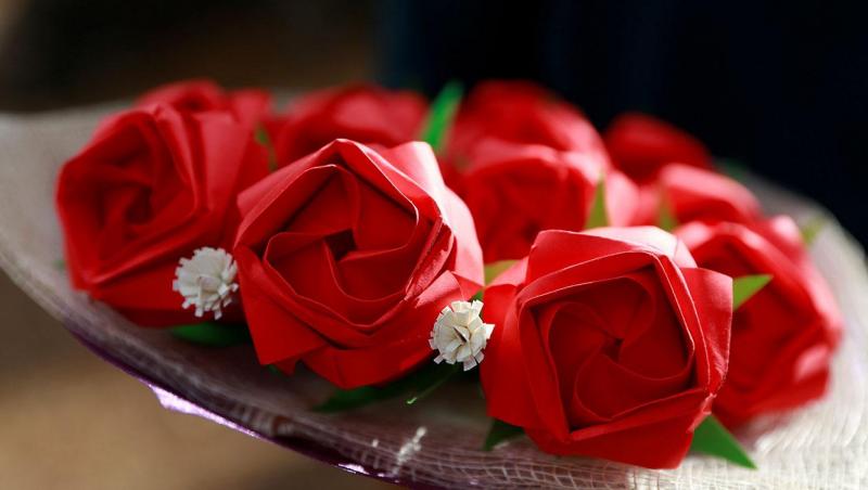În Filipine, Valentine’s Day se sărbătorește cu trandafiri de hârtie!