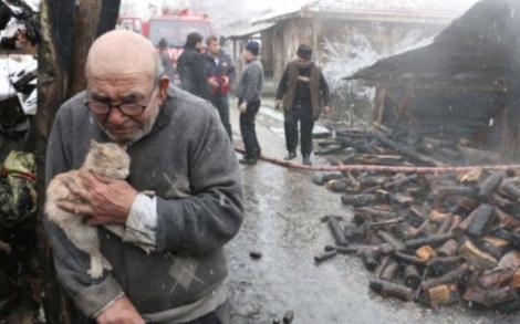 Focul i-a distrus tot! Un bătrân de 83 de ani a impresionat o lume întreagă după ce, în timp ce îi ardea casa, bărbatul își îmbrățisa pisicuța